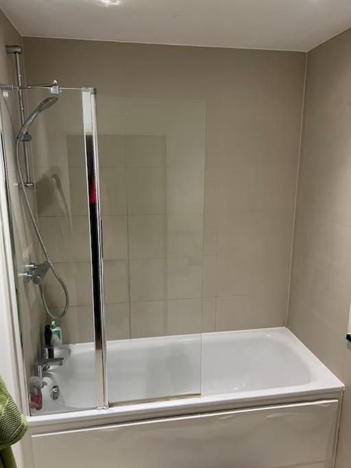 Appartamento Modern, Luxurious 1 Next To Station, Few Stops Away From Londra