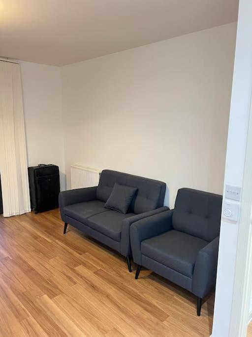 Modern, Luxurious 1 Next To Station, Few Stops Away From *