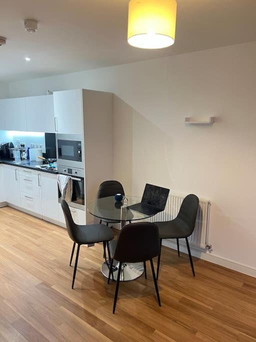 Appartamento Modern, Luxurious 1 Next To Station, Few Stops Away From *