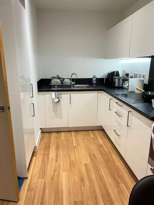 Modern, Luxurious 1 Next To Station, Few Stops Away From